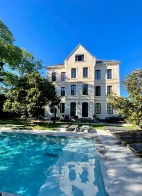 Demeure Saint Louis Historic manor, City 700m, parking, Full WIFI, heated pool, city view